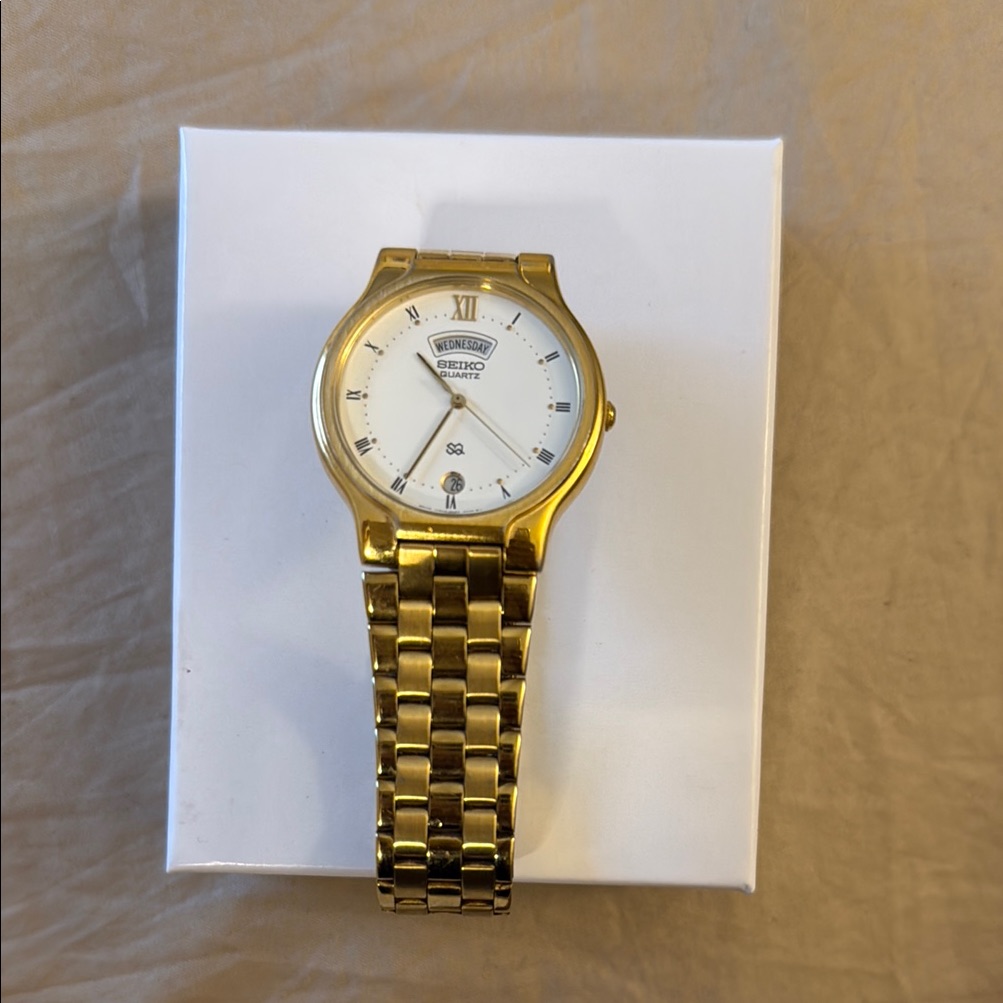 Vintage Seiko Circa 1990 Gold Timepiece With White Face
